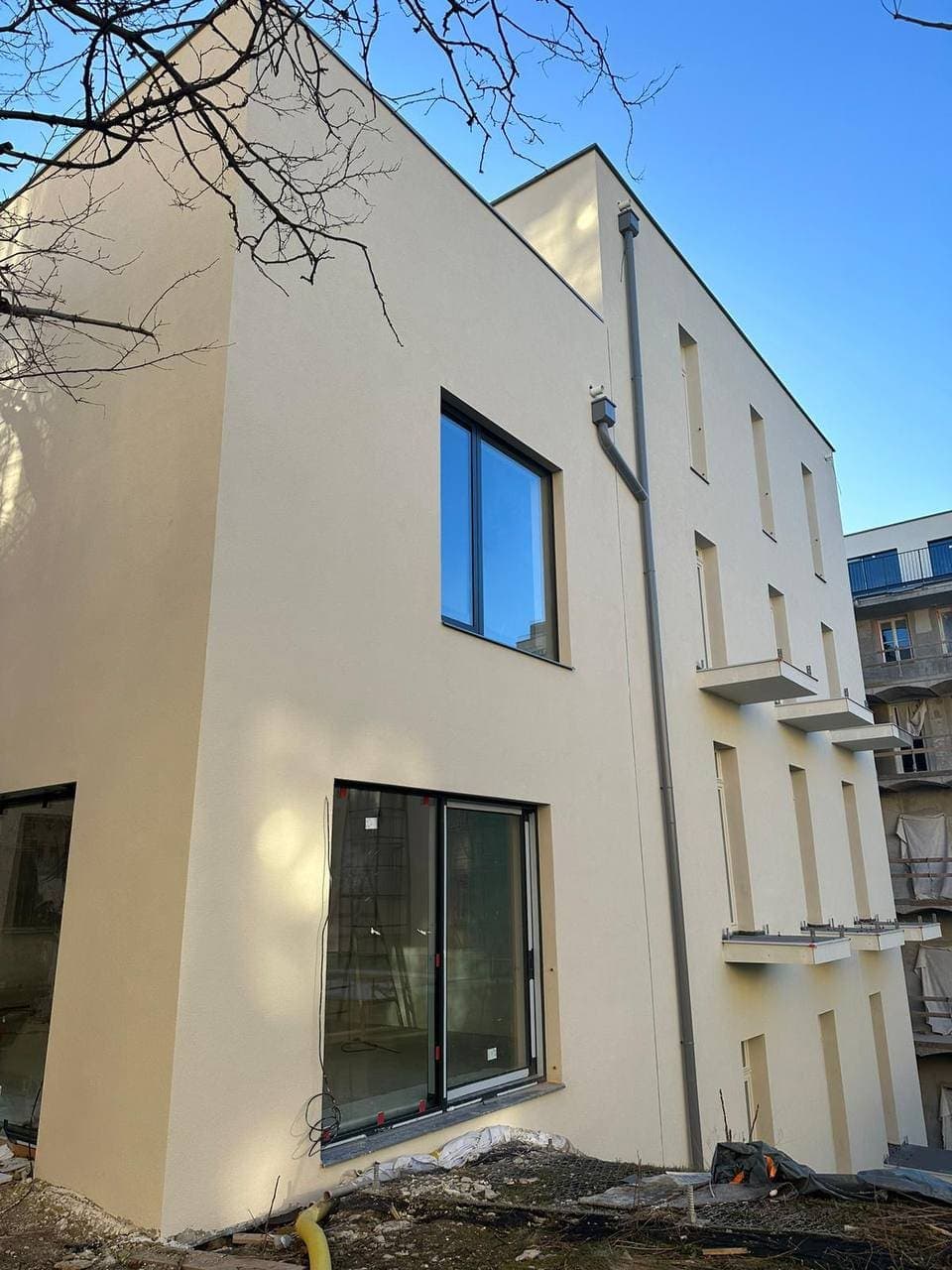 Finished facade of a courtyard extension with large-format windows