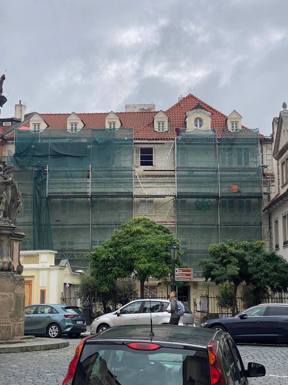 Facade renewal of a historic house in central Prague